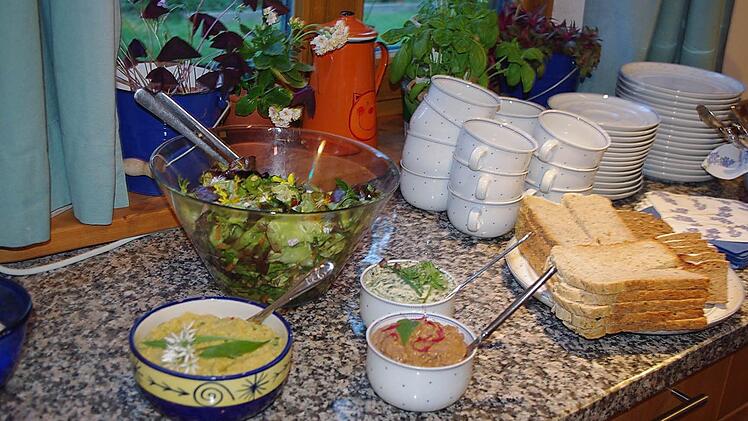 Alle Teilnehmerinnen des Kräuter-Feierabendspaziergangs waren anschließend zu einem Wildkräuter-Büffet eingeladen. Foto: Heike Schülein