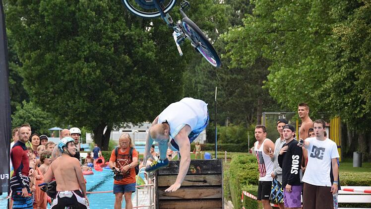 Wassertag beim Jugendfestival YouCo im Aquaria Freibad in CoburgFoto: Ronald Rinklef