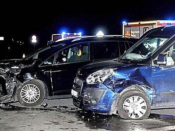 Zwei der beteiligten Unfallfahrzeuge am Samstagabend. 17 000 Euro Schaden entstanden insgesamt.  Foto: Richard Sänger