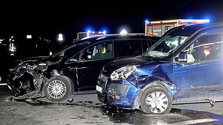 Zwei der beteiligten Unfallfahrzeuge am Samstagabend. 17 000 Euro Schaden entstanden insgesamt.  Foto: Richard Sänger