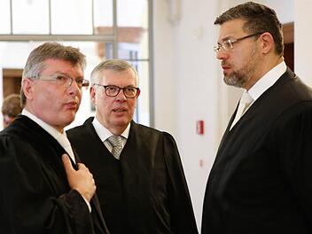 Besprechung auf dem Gang: Wie auf diesem Archivbild, standen auch heute Prozessbeteiligte vor dem Sitzungssaal und warteten auf die Entscheidung des Gerichts. Das Foto zeigt Oberstaatsanwalt Bernd Lieb (v.l.), Rechtsanwalt Martin Reymann-Brauer und Rechtsanwalt Jürgen Scholl. Foto: Matthias Hoch