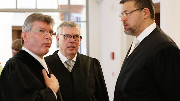 Besprechung auf dem Gang: Wie auf diesem Archivbild, standen auch heute Prozessbeteiligte vor dem Sitzungssaal und warteten auf die Entscheidung des Gerichts. Das Foto zeigt Oberstaatsanwalt Bernd Lieb (v.l.), Rechtsanwalt Martin Reymann-Brauer und Rechtsanwalt Jürgen Scholl. Foto: Matthias Hoch