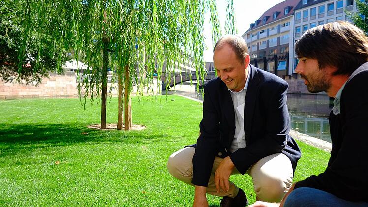 Bürgermeister Christian Vogel und Rasensponsor Marc Städter.