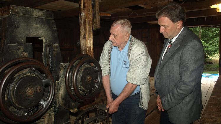 Der erste Schneidmüller Bernhard Schlee erklärt Mühlvogt und Landrat Klaus Löffler das königlich-bayerische Eisenvollgatter. Foto: Susanne Deuerling