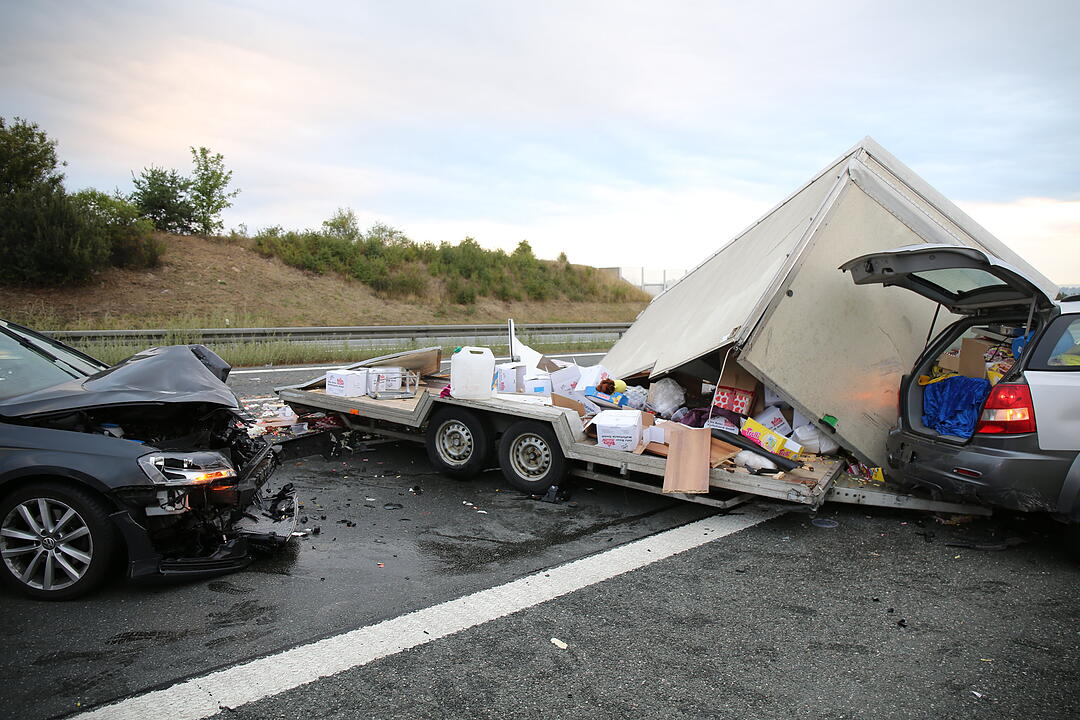 Anhänger umgekippt - Gummibärchen auf der A9 verteilt