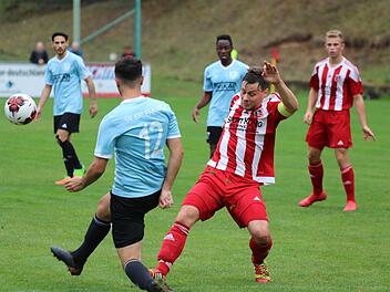 Mit der Fußspitze am Ball, aber drei Punkte im Sack: Fuchsstadts Kapitän Simon Bolz.Sebastian Schmitt