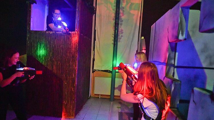Das Team vom Blog "Frankenfeeling" hat die Lasertag-Arena in Bamberg bei einem Spiel getestet und für absolut Barney-Stinson-tauglich befunden. Foto: Ronald Rinklef