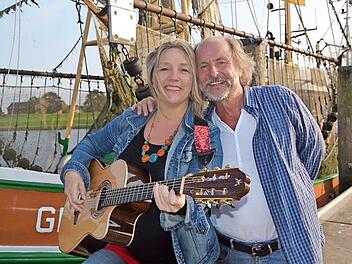 Bettina Göschl und Klaus-Peter Wolf in ihrer Wahl-Heimat Ostfriesland. Foto: Holger Bloem