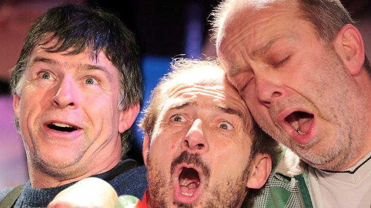 Rüdiger Baumann mit Robert Eller und Siggi Michl (von links) zeigen am Sonntag auf der Dorflinde in Peesten das Stück "Loss die Sunna rei". Foto: BR-Archiv