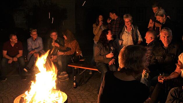 Beim Fischereiverein im Schlosshof versammelte sich alles ums Feuer.  Fotos: Evi Seeger