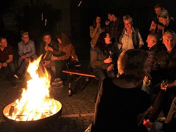Beim Fischereiverein im Schlosshof versammelte sich alles ums Feuer.  Fotos: Evi Seeger