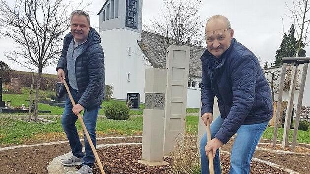 Ortsprecher Bernd Ebert (links) und Walter Zapf, Vorsitzender des Gartenbauvereins, legen letzte Hand ans neue Urnengrabfeld auf dem Eichelberger Friedhof. Fotos: Eckehard Kiesewetter