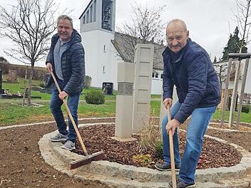 Ortsprecher Bernd Ebert (links) und Walter Zapf, Vorsitzender des Gartenbauvereins, legen letzte Hand ans neue Urnengrabfeld auf dem Eichelberger Friedhof. Fotos: Eckehard Kiesewetter