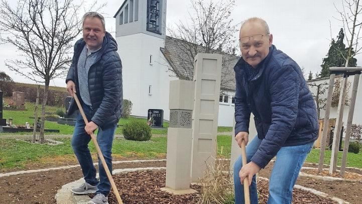 Ortsprecher Bernd Ebert (links) und Walter Zapf, Vorsitzender des Gartenbauvereins, legen letzte Hand ans neue Urnengrabfeld auf dem Eichelberger Friedhof. Fotos: Eckehard Kiesewetter