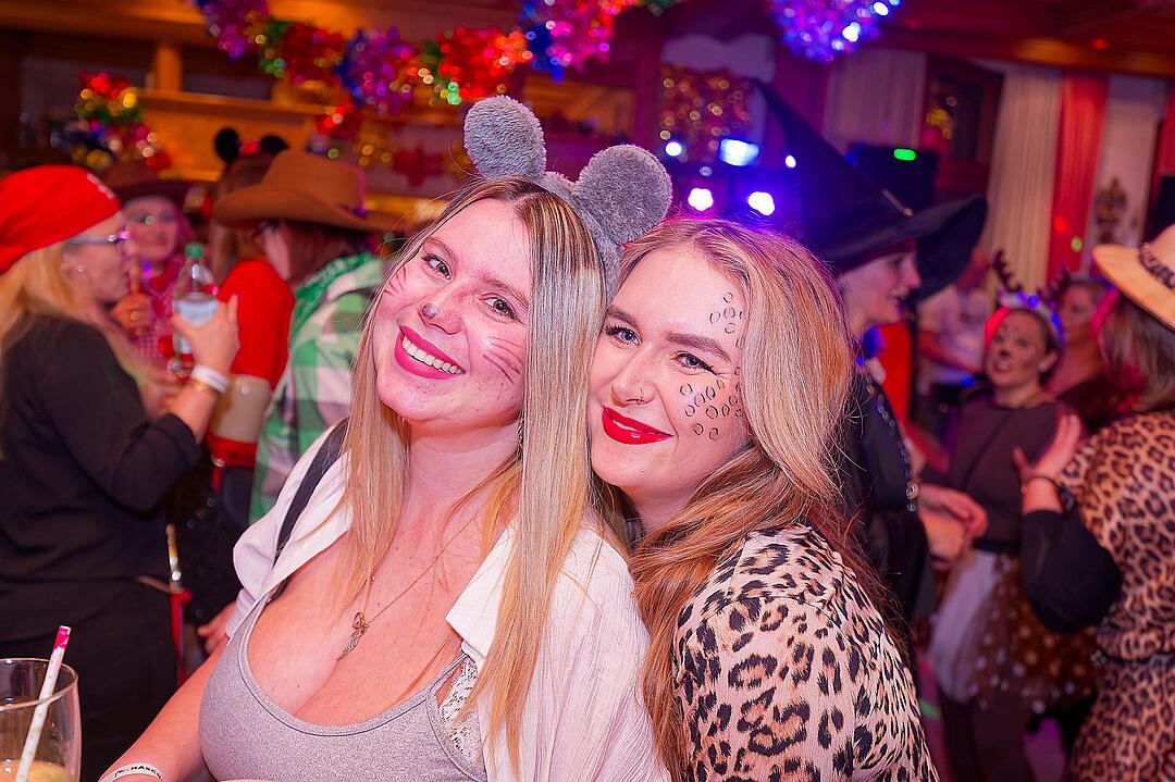 Drei Männerballetts, Musik von DJ Asti und vieles mehr gab es beim Weiberfasching!