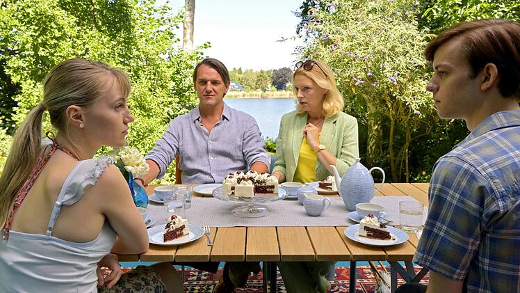 Hanna (Louise Sophie Arnold, vorne links) und Paul (Victor Maria Diderich) versuchen ihre Eltern (Nils Schulz und Nadja Petri, hinten) von Hannas Traumstudium der Architektur zu überzeugen.