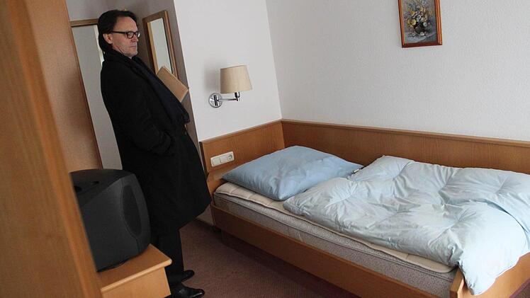 Thomas Hofmann zeigt die Zimmer, die sich in einem guten Zustand befinden.