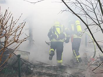 "Wo andere rausrennen, gehen wir rein", der Leitspruch der Feuerwehr galt auch für den Brand in Niederndorf . Fotos: RK, ab, mb