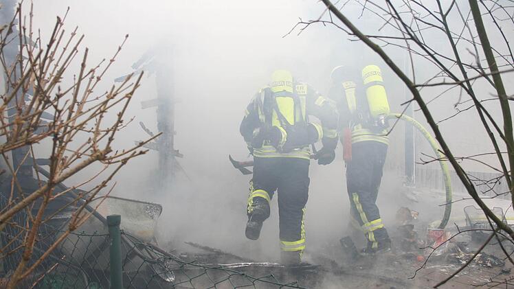 "Wo andere rausrennen, gehen wir rein", der Leitspruch der Feuerwehr galt auch für den Brand in Niederndorf . Fotos: RK, ab, mb