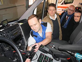 Techniker Frank Juhl baut in dieser Woche die neuen GPS-Geräte in sämtliche Rettungsdienst-Fahrzeuge im Landkreis Bad Kissingen ein. Dabei schauten ihm gestern (von rechts) Leitstellen-Leiter Thomas Schlereth, der Leiter Einsatzdienste Rudolf Baier und Michael Schmidmeier von GHT über die Schulter. Fotos: Ralf Ruppert