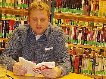 Der fünfte Regionalkrimi von Carlo Fehn ist im Handel erschienen. Er trägt den Titel "Blutschnee". Am Mittwoch las der Autor im Kronacher Büchertreff daraus vor. Foto: Heike Schülein