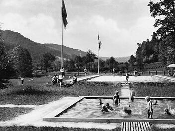 Das Egloffsteiner Freibad lockt unverändert kleine und großer Schwimmer an. Repro: Löwisch