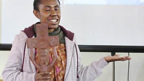 In einer Hand das Kreuz, in der anderen Hand die Geste des verbindenden christlichen Glaubens: Lehrerin Naomi Binora berichtete von ihrer Arbeit in der Frauenschule Gatop in Papua-Neuguinea.  Foto: Manfred Wagner