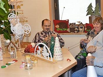 Die Bewohner Udo, Sabine und Karl-Heinz (von links) stellen im Haus Fischbachtal die Geschenkartikel für den Adventsbasar her. Dies ist Teil des Konzeptes der therapeutischen Einrichtung. Foto: K.- H. Hofmann
