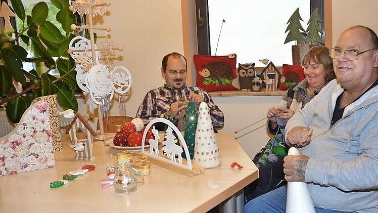 Die Bewohner Udo, Sabine und Karl-Heinz (von links) stellen im Haus Fischbachtal die Geschenkartikel für den Adventsbasar her. Dies ist Teil des Konzeptes der therapeutischen Einrichtung. Foto: K.- H. Hofmann