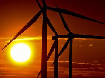 Erneuerbare Energie: Sonnenkraft und Windräder leisten einen immer größeren Anteil an der Stromerzeugung. Foto: Patrick Pleul, dpa