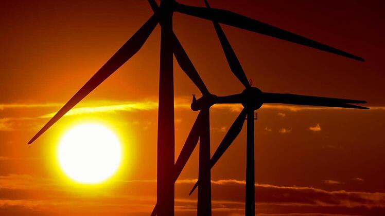 Erneuerbare Energie: Sonnenkraft und Windräder leisten einen immer größeren Anteil an der Stromerzeugung. Foto: Patrick Pleul, dpa