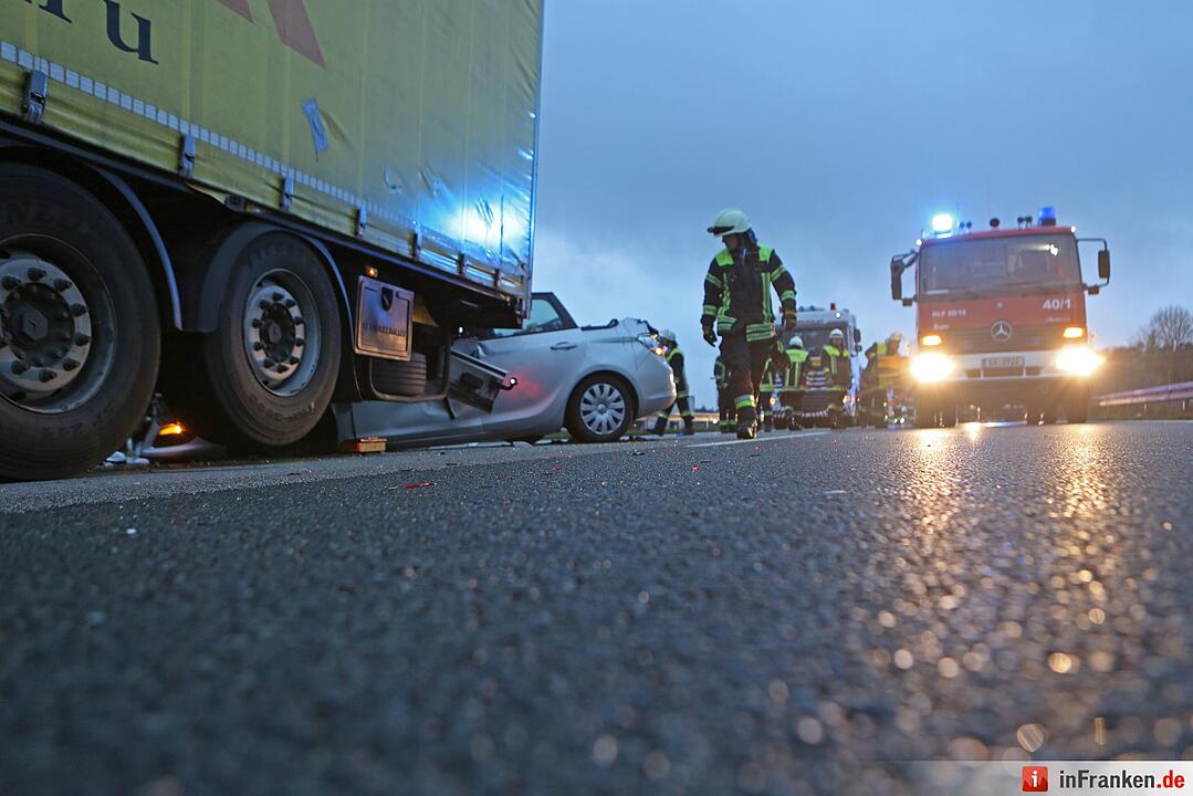 A3 voll gesperrt: Pkw rutscht unter Lkw