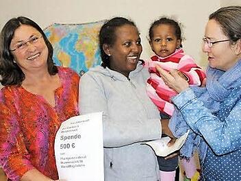 Ulrike Jira (rechts) übergab an Ursula Hartmann von der Caritas-Flüchtlingshilfe (links) eine Spende in Höhe von 500 Euro für die Münnerstädter Flüchtlingsunterkunft. Bei der Übergabe dabei waren auch Ruth Asfam Gobeze und ihre kleine Tochter Eldana. Foto: Heike Beudert
