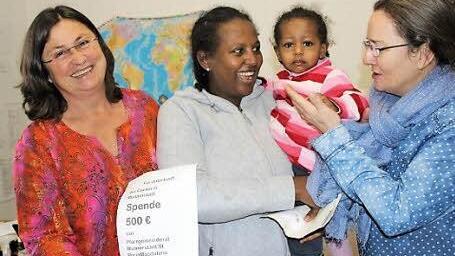 Ulrike Jira (rechts) übergab an Ursula Hartmann von der Caritas-Flüchtlingshilfe (links) eine Spende in Höhe von 500 Euro für die Münnerstädter Flüchtlingsunterkunft. Bei der Übergabe dabei waren auch Ruth Asfam Gobeze und ihre kleine Tochter Eldana. Foto: Heike Beudert