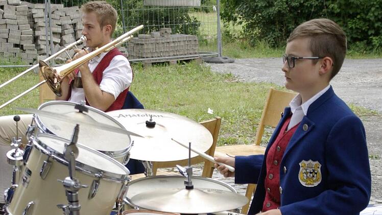 "Little Drummerboy" mit großen Instrumentarium - der junge Schlagzeuger der Thulbathaler. Foto: Winfried Ehling
