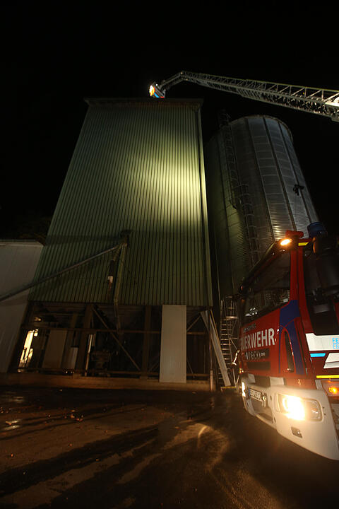Großeinsatz in Draisendorf: Brand und Verpuffung bei Mühle – großer Schaden
