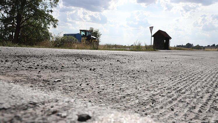 Vier Zentimeter der Asphaltdeckschicht haben die Bauarbeiter bereits abgefräst. Foto: Marian Hamacher