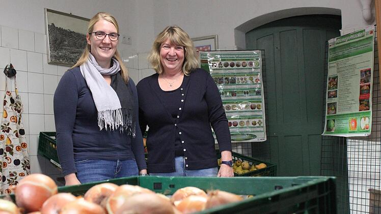 Claudia Bauer und ihre Tochter Sabine  (links) f&uuml;hren "Zimmers Obstgarten" in Bamberg. Foto: Markus Klein