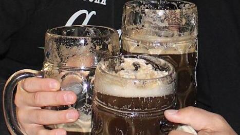 Prosit mit Gaa&szlig;mou&szlig;n beim SC Jura Arnstein. Foto: Roland Dietz