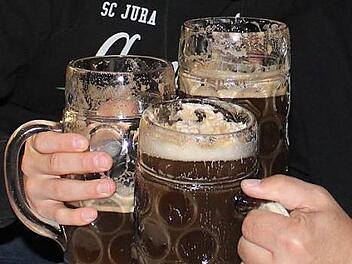 Prosit mit Gaaßmoußn beim SC Jura Arnstein. Foto: Roland Dietz