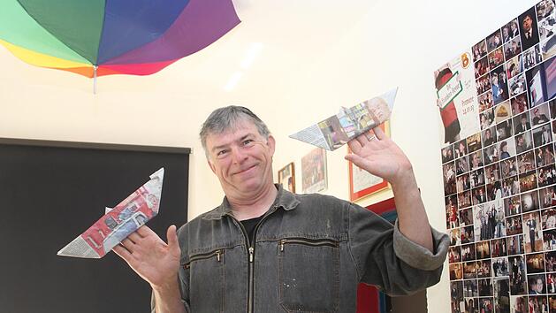 Rüdiger Baumann faltet Schiffe aus Papier - es sollen viele werden. Er möchte beim Kunstprojekt "Spinnalto" in der alten Spinnerei in Mainleus Narrenschiffe präsentieren.  Foto: Sonny Adam