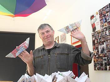 Rüdiger Baumann faltet Schiffe aus Papier - es sollen viele werden. Er möchte beim Kunstprojekt "Spinnalto" in der alten Spinnerei in Mainleus Narrenschiffe präsentieren.  Foto: Sonny Adam