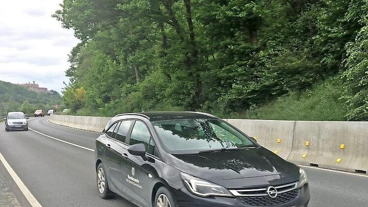 Welchen Zweck hat die Betonwand auf der Bundesstraße 289 bei Kauerndorf?  Foto: Stephan Tiroch