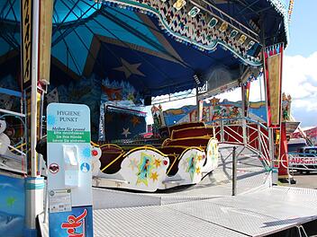 Hygienepunkt am Fahrgeschäft - der zweiwöchige "Familienpark" soll schließlich sicher sein. Fotos: Karina Brock