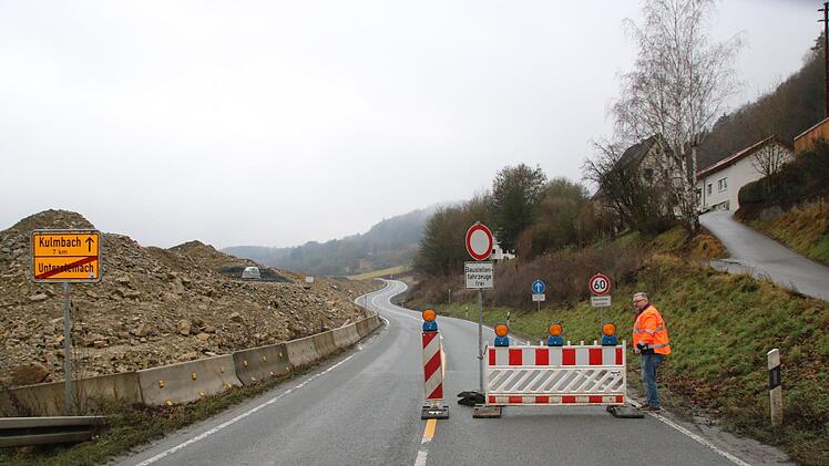 Die Ortsausfahrt in Richtung Kulmbach ist die nächsten Monate gesperrt. Dort wird an der Anschlussstelle West gearbeitet.   Foto: Jürgen Gärtner