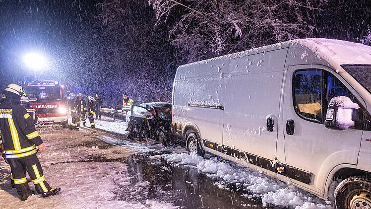 Schneechaos in Franken: Rutschender Transporter klemmt Autofahrer zwischen Fahrzeug und Leitplanke ein