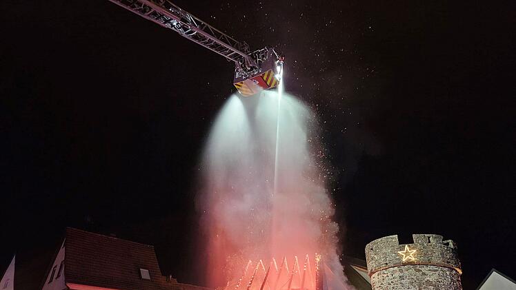 Feuer neben Kreuzwertheimer Wahrzeichen - mehrere Wehren gefordert