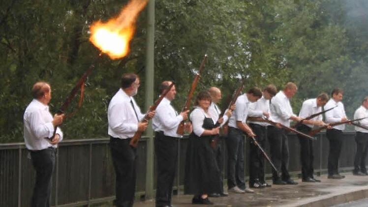 Die Schützengilde ließ es krachen. Foto: Michael Schulbert