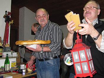 Das geht ja ruckzuck: Siegfried Unrein (links) hält schon die nächsten Posten in der Hand - derweil preist Bernhard Wagner noch eine "Nachtwächterlaterne" nebst Christbaum-Dekoration an. Foto: Monika Schütz