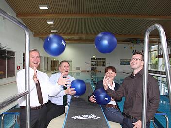 Viel Spaß in der Hallenbadsaison wünschen (von links) der Leiter der Stadtwerke, Stephan Pröschold, Oberbürgermeister Henry Schramm, technische Fachangestellte Sabine Leithner und der leitende Meister für Bäderbetriebe, Sascha Seitz.  Foto: Jürgen Gärtner